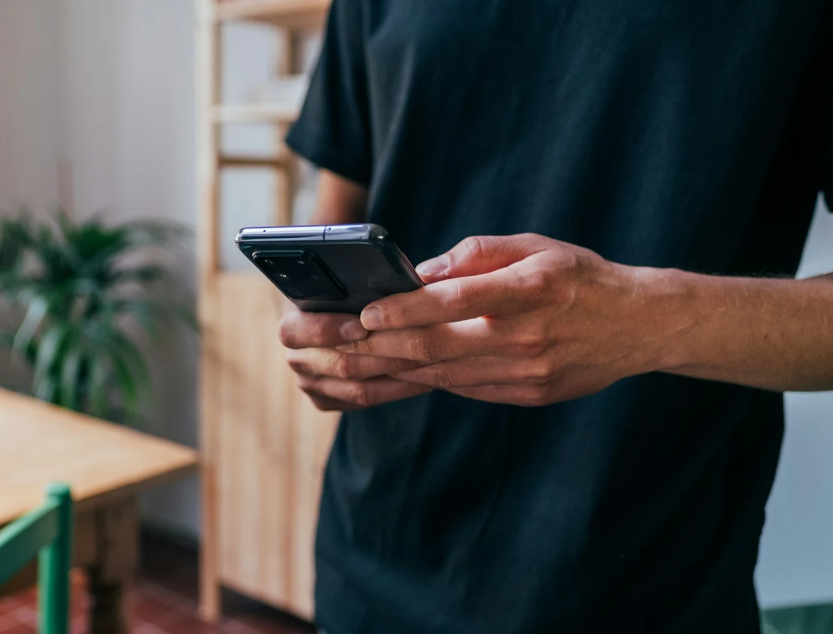 Waiter with a smartphone
